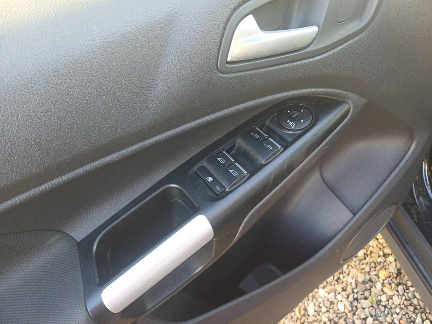 O199V00445_21.webp_TOURNEO CONNECT  1.5  88 kW manuál