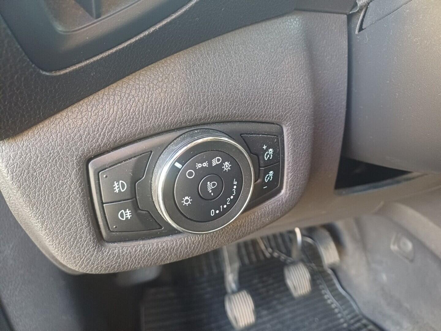 O199V00445_22.webp_TOURNEO CONNECT  1.5  88 kW manuál