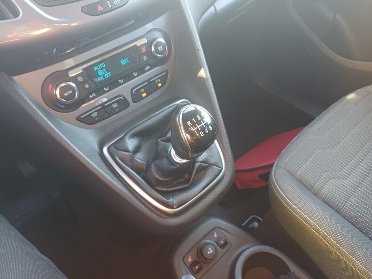 O199V00445_26.webp_TOURNEO CONNECT  1.5  88 kW manuál