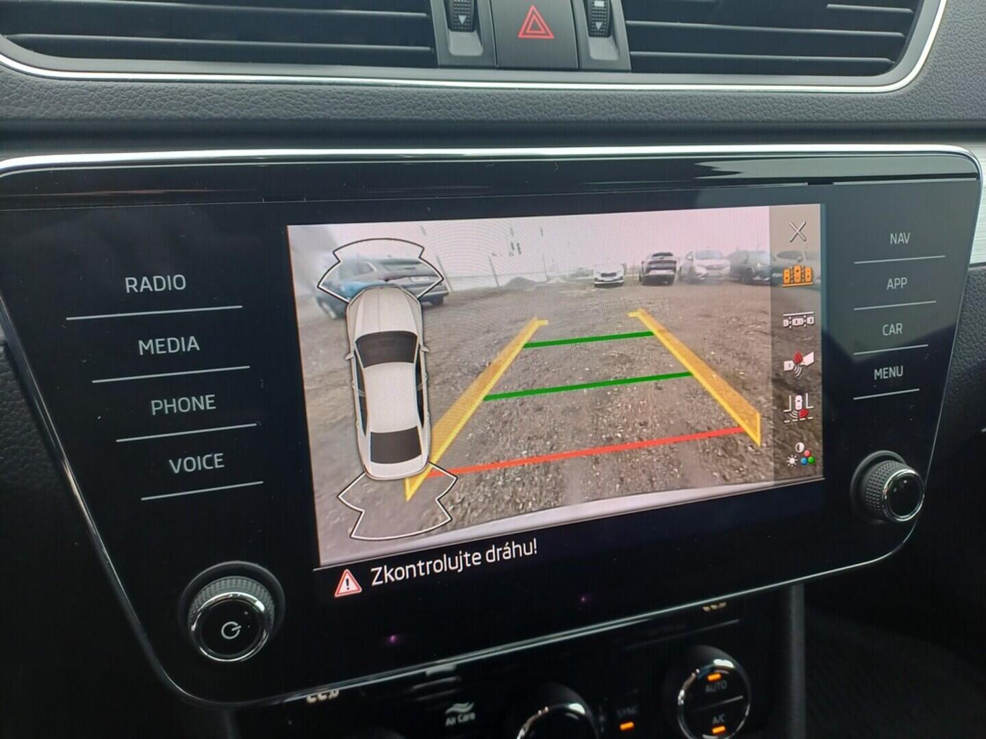 O199V00447_25.webp_SUPERB Ambition 2.0 TSI 140 kW automat, DPH