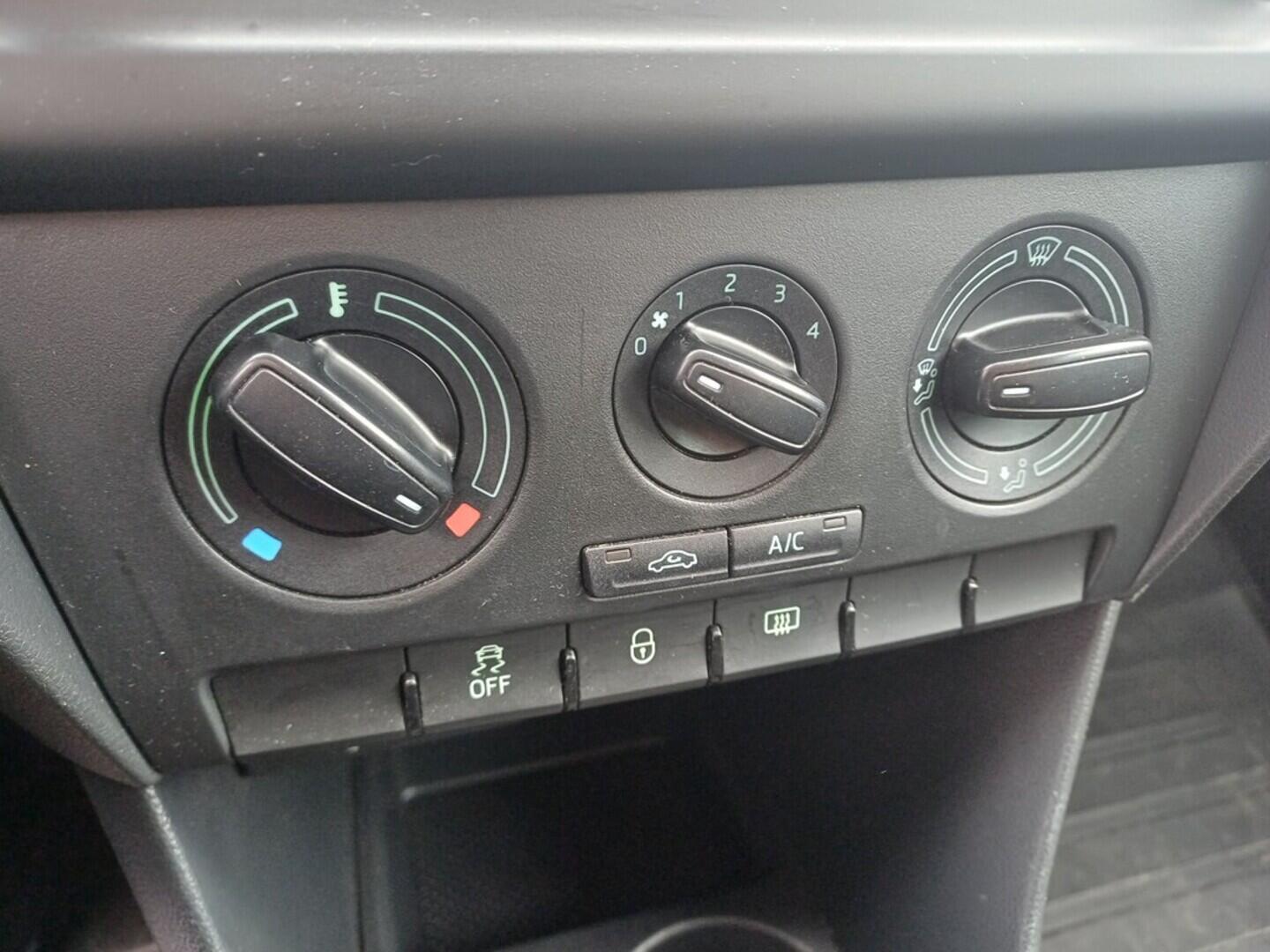 O199V00450_25.webp_RAPID Ambition 1.2 TSI 63 kW manuál, DPH