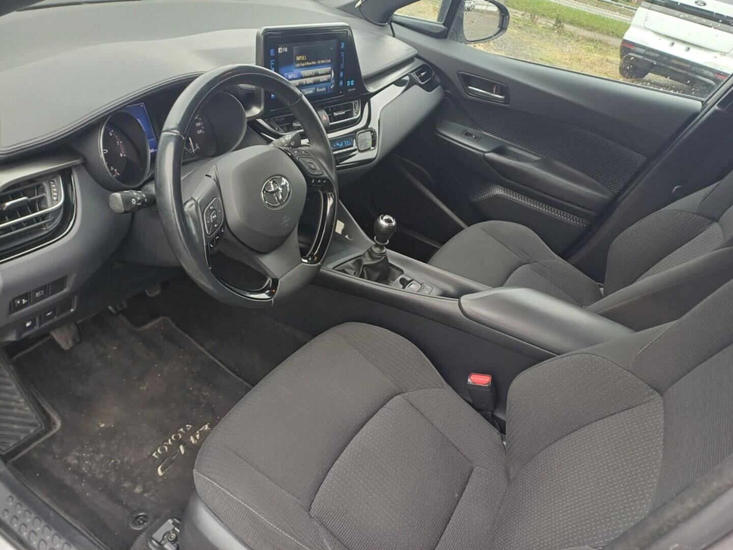 O199V00451_19.webp_C-HR Active 1.2 Turbo 85 kW manuál