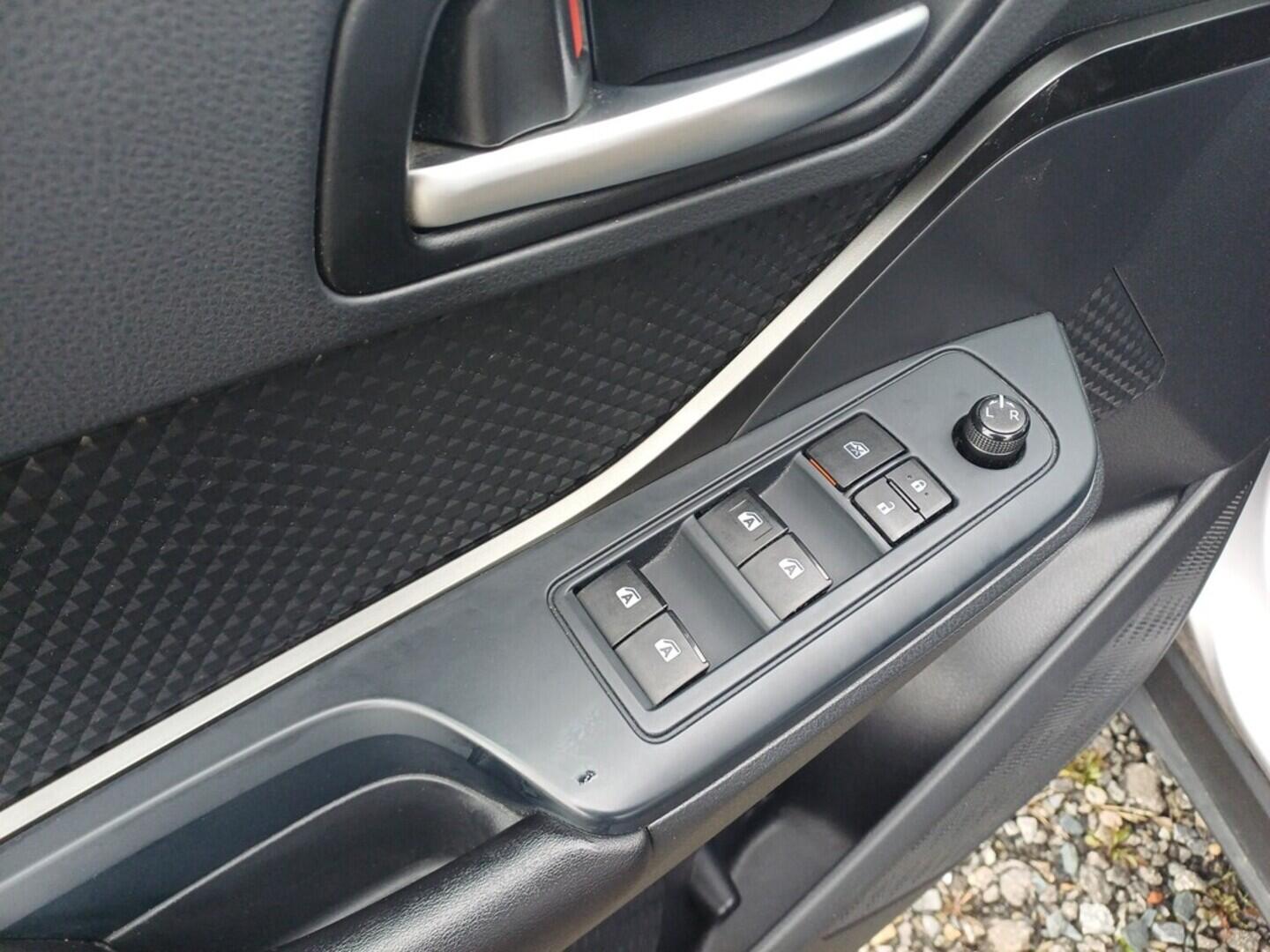 O199V00451_21.webp_C-HR Active 1.2 Turbo 85 kW manuál