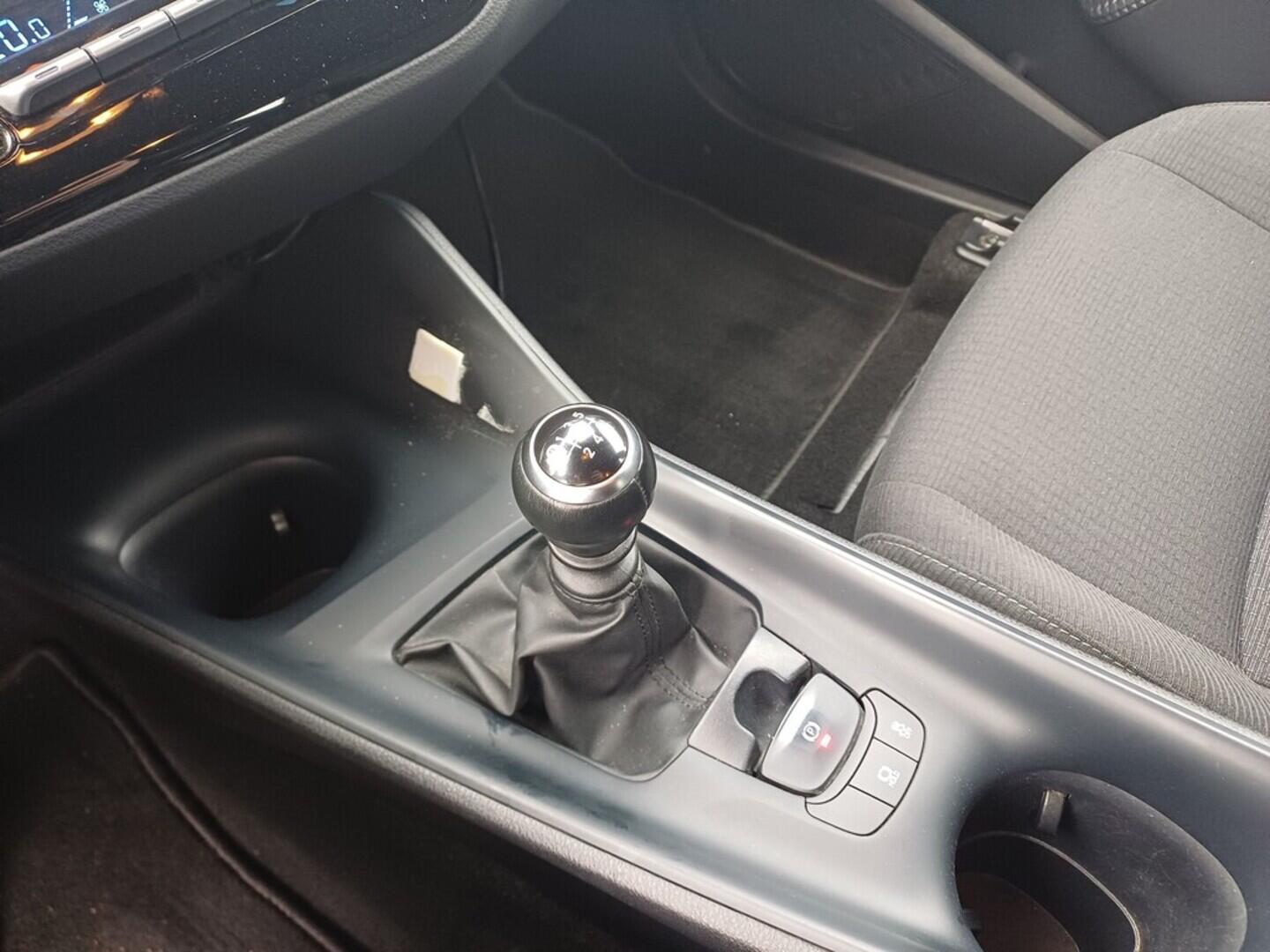 O199V00451_27.webp_C-HR Active 1.2 Turbo 85 kW manuál