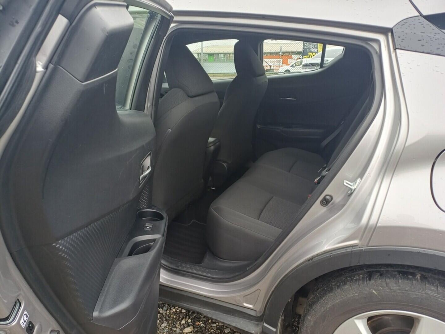 O199V00451_28.webp_C-HR Active 1.2 Turbo 85 kW manuál