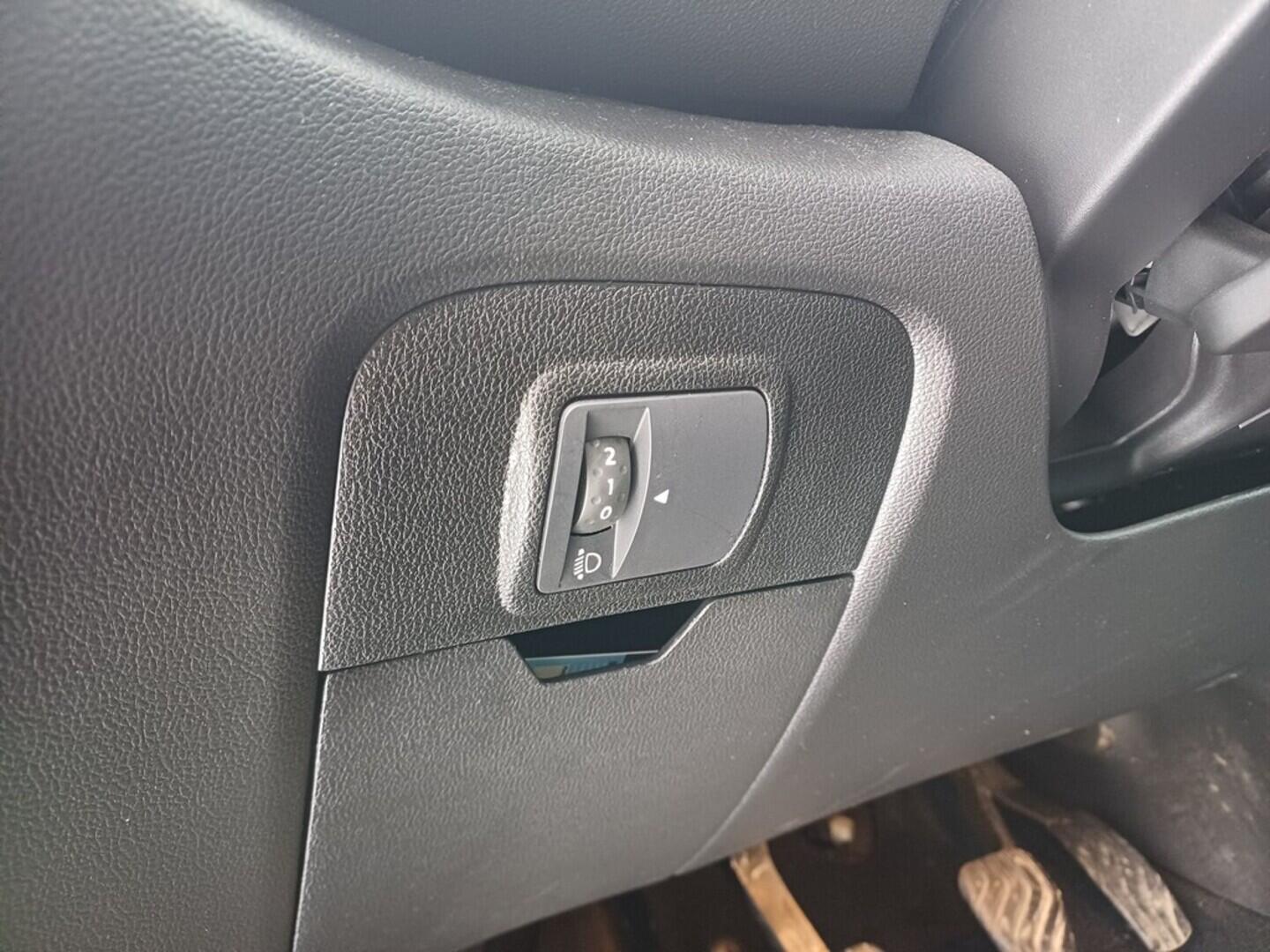 O199V00462_22.webp_GRAND SCÉNIC Intense 1.8 DCi 88 kW manuál