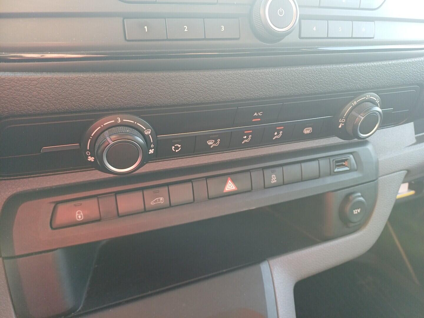 O199V00474_23.webp_PROACE  2.0 D-4D 90 kW manuál, DPH