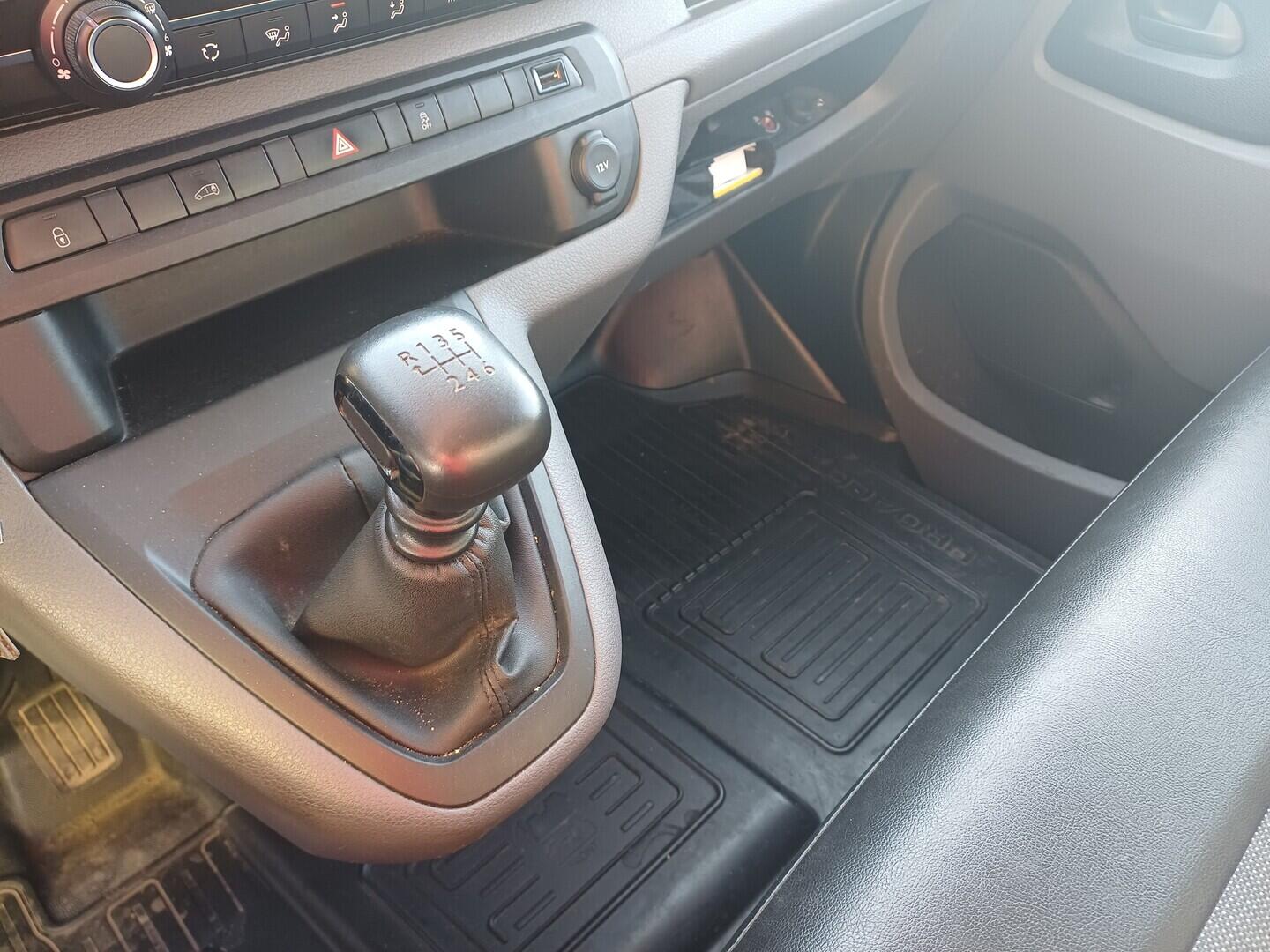 O199V00474_24.webp_PROACE  2.0 D-4D 90 kW manuál, DPH