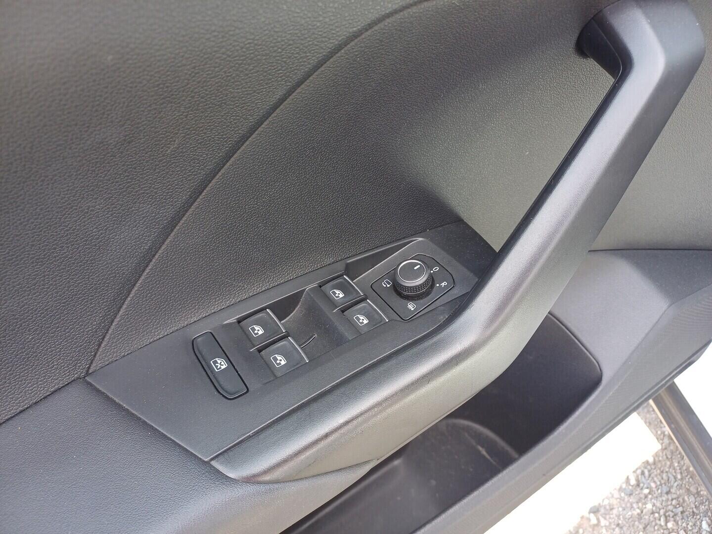 O199V00499_21.webp_T-CROSS Style 1.0 TSI 81 kW automat