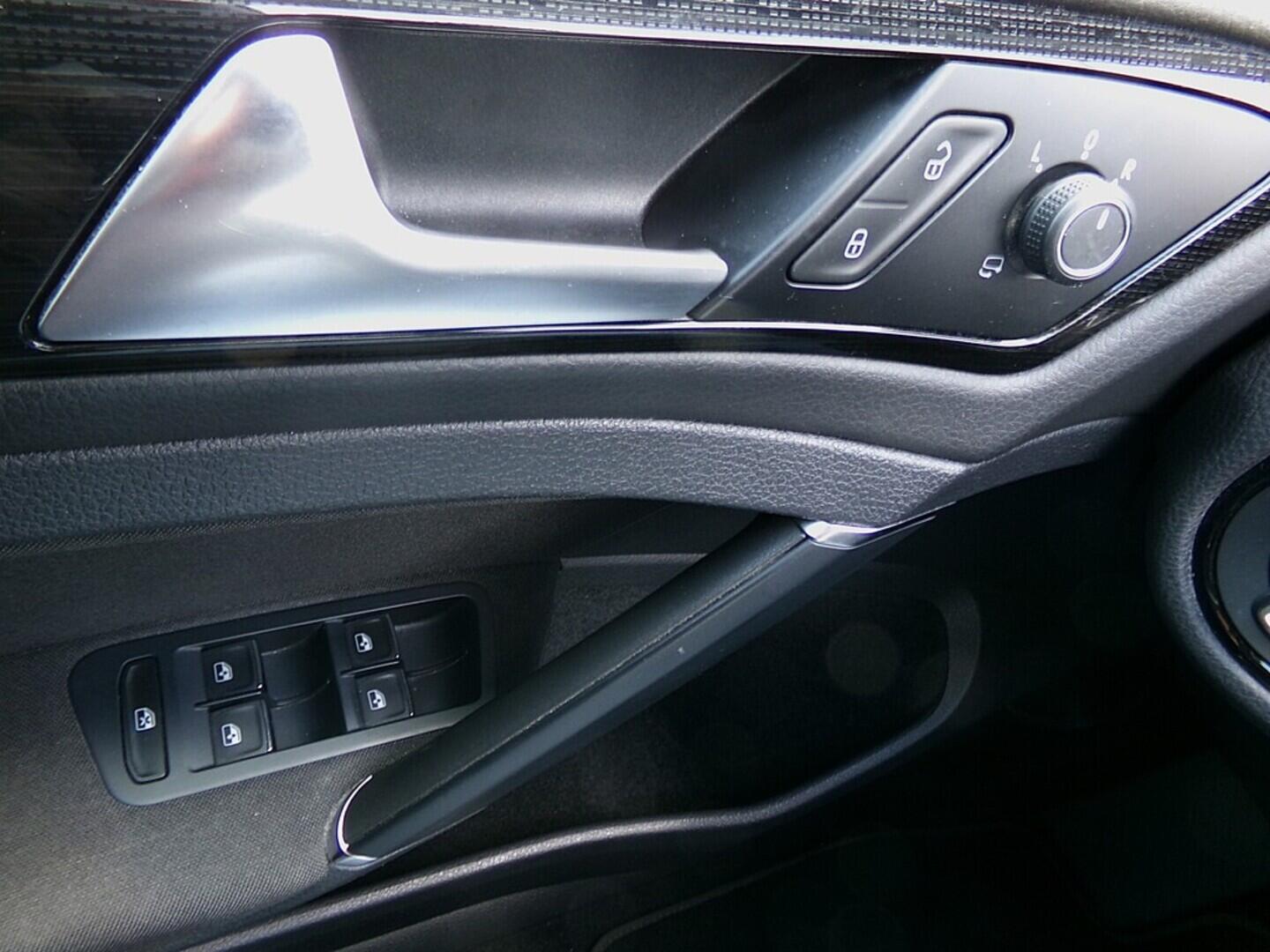 O419V07566_21.webp_GOLF VARIANT Highline 1.5 TSI 110 kW automat