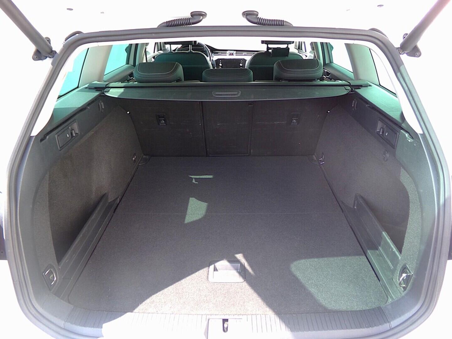 O419V07670_36.webp_PASSAT VARIANT R-line 2.0 TDI 140 kW automat, DPH