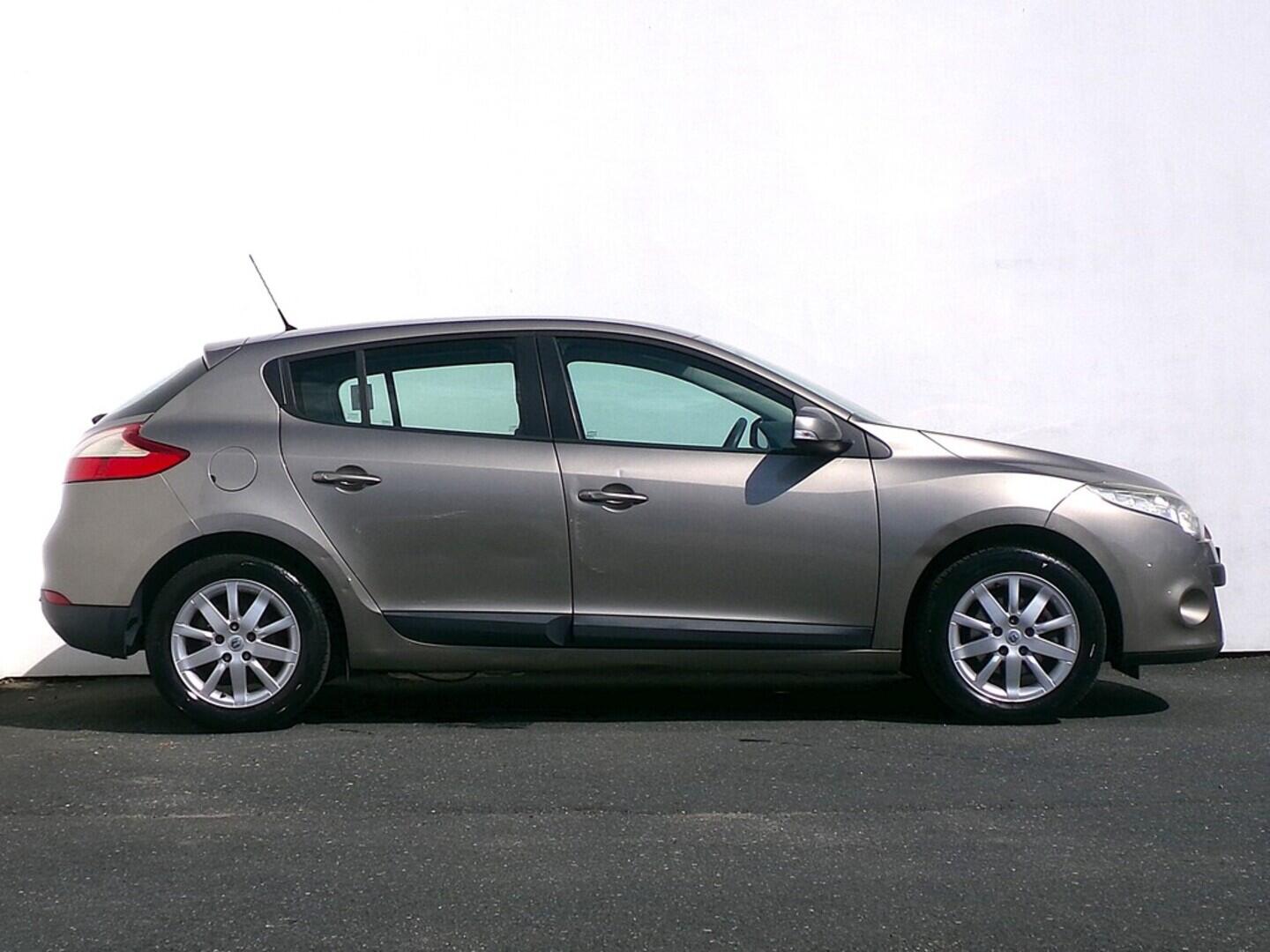 O419V07724_16.webp_MÉGANE  1.6  74 kW manuál