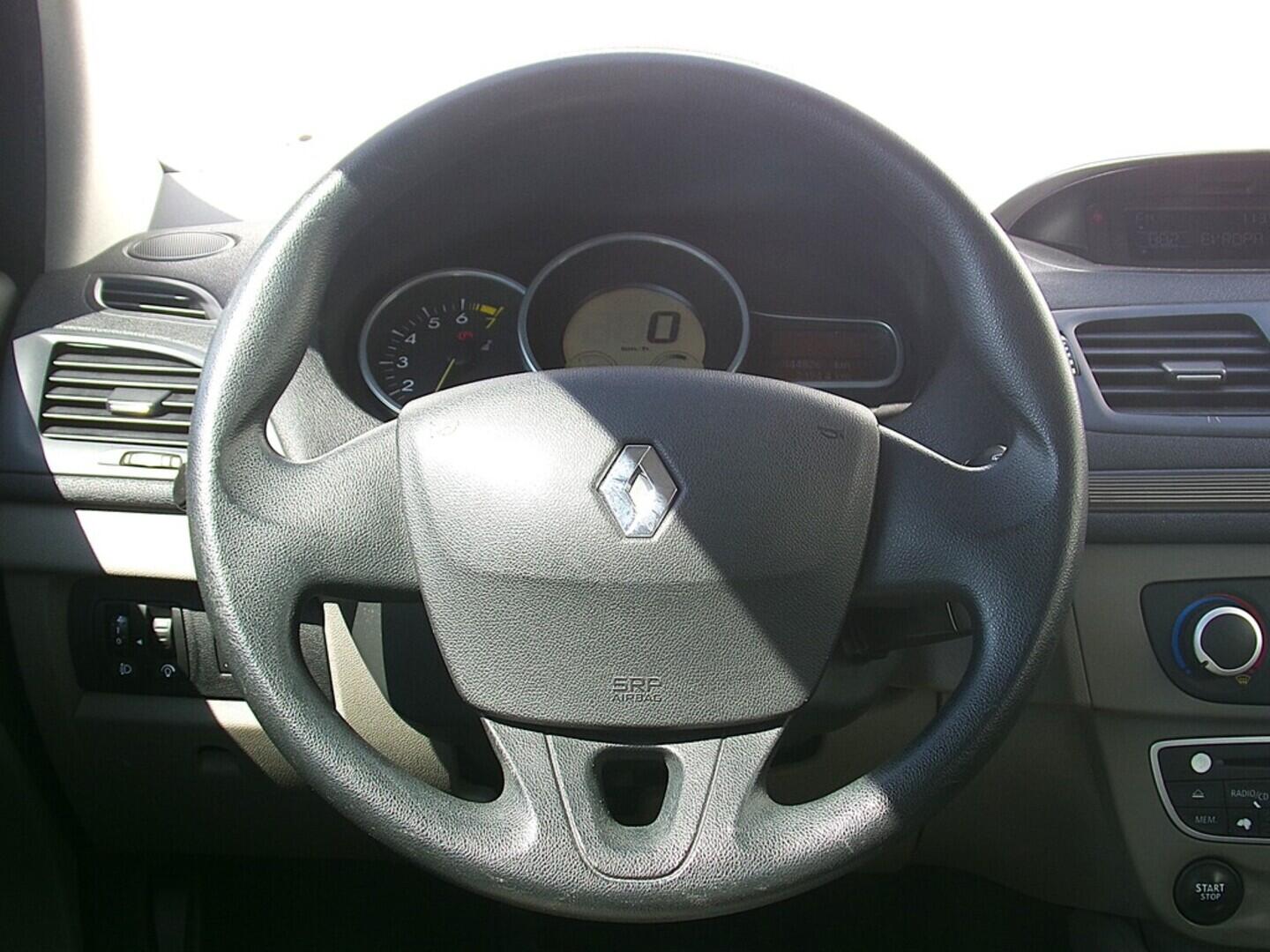 O419V07724_22.webp_MÉGANE  1.6  74 kW manuál