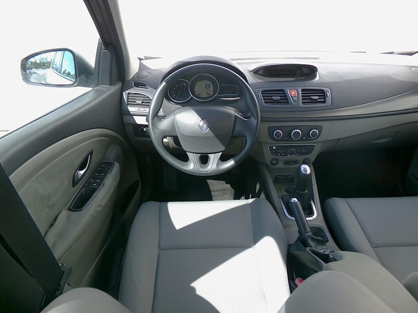 O419V07724_23.webp_MÉGANE  1.6  74 kW manuál