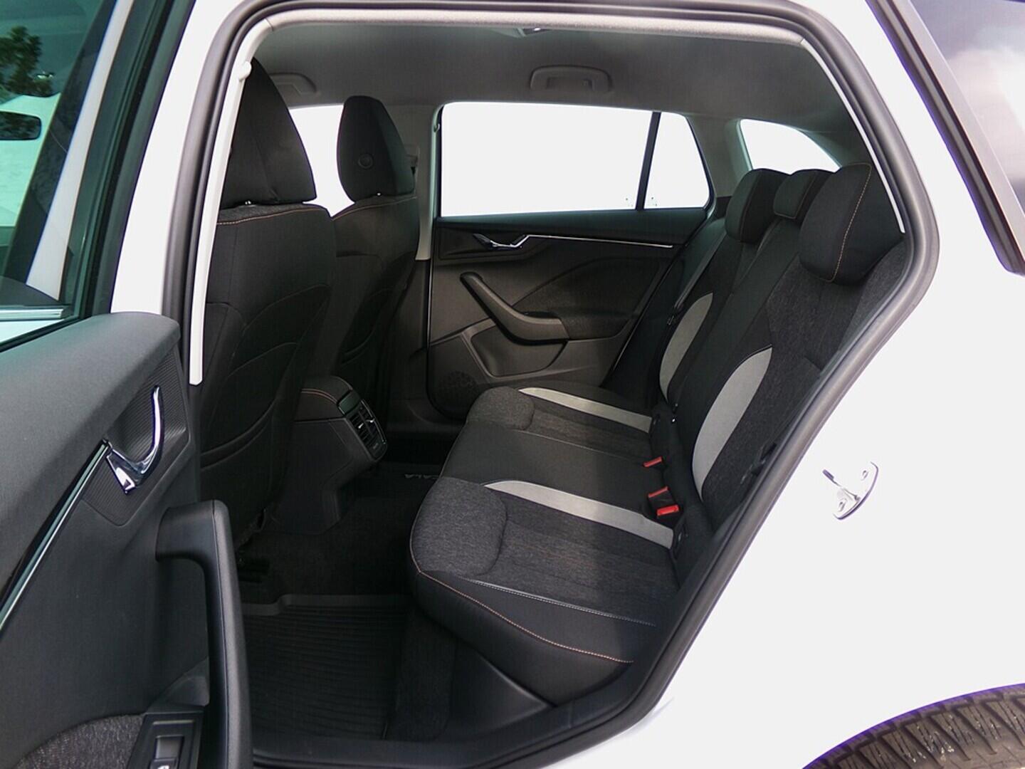 O419V07743_33.webp_SCALA  1.0 TSI 81 kW manuál, DPH