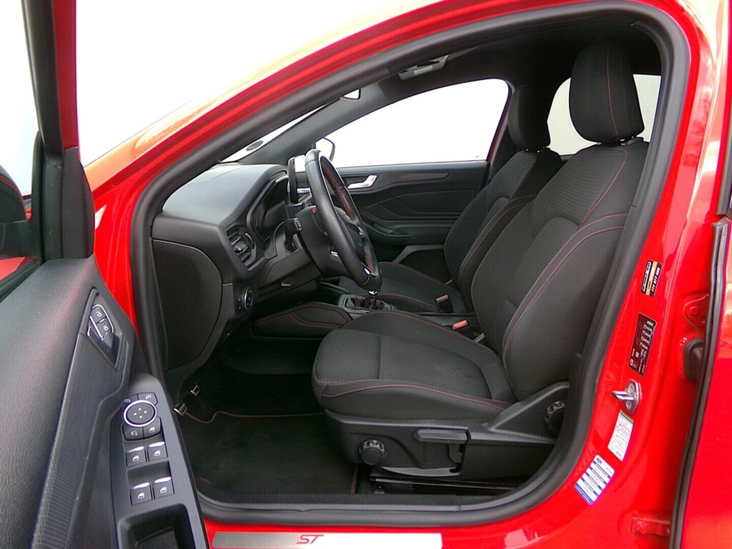 O419V07758_20.webp_FOCUS ST line 1.0  92 kW manuál