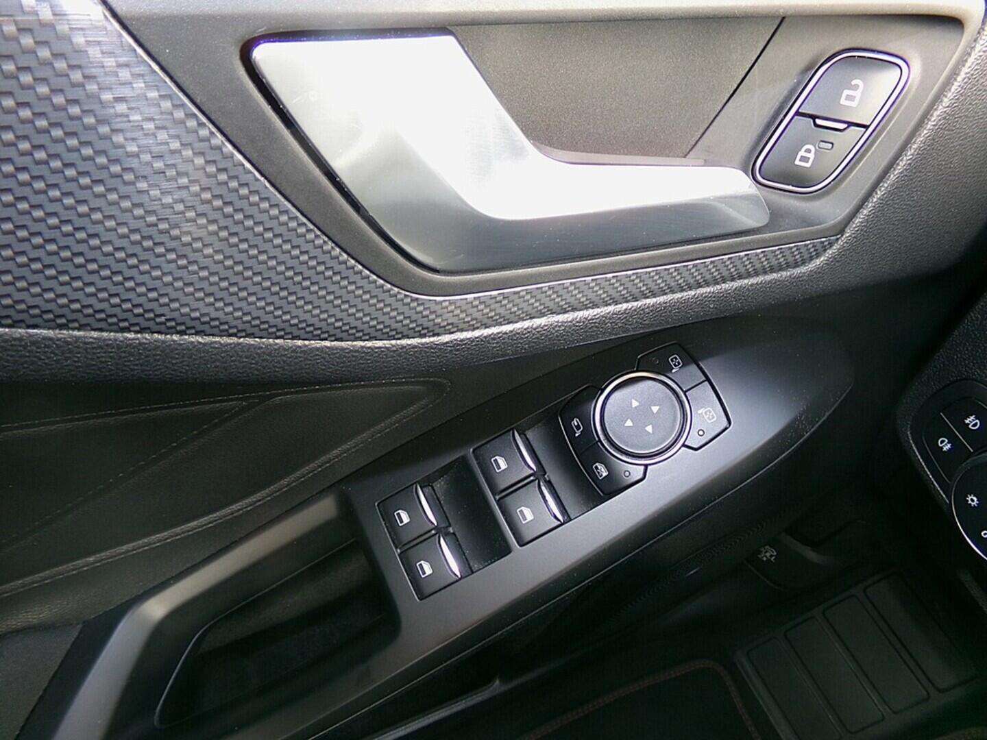 O419V07758_21.webp_FOCUS ST line 1.0  92 kW manuál