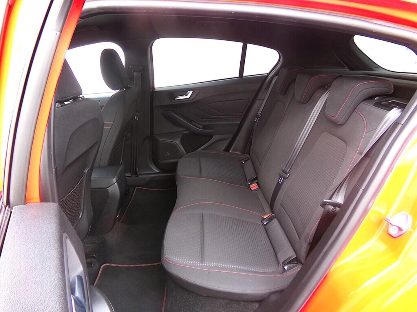 O419V07758_33.webp_FOCUS ST line 1.0  92 kW manuál