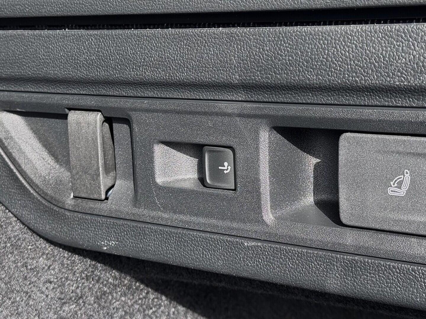 O419V07793_34.webp_SUPERB L&K 2.0 TDI 142 kW automat, DPH