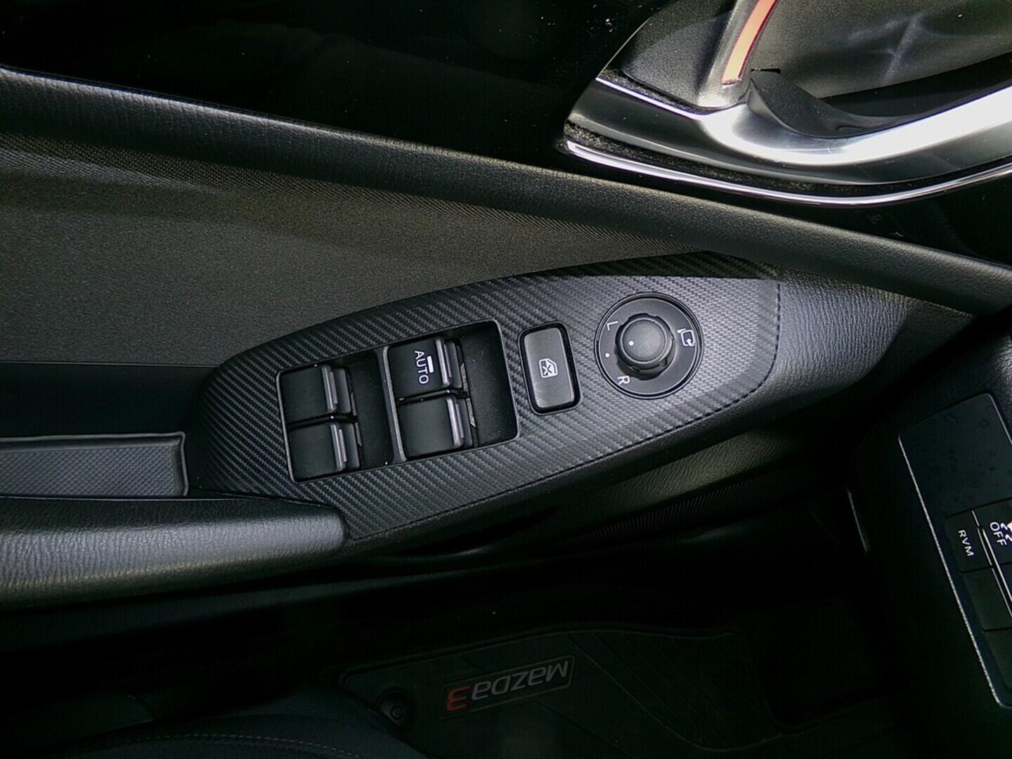 O419V07828_21.webp_3 Revolution 2.0  88 kW manuál