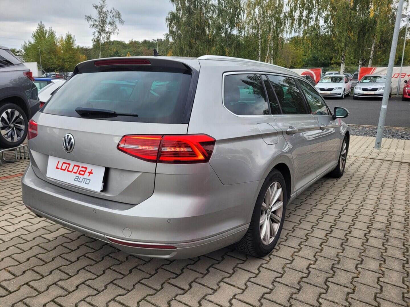 O419V07830_11.webp_PASSAT Highline 2.0 TDI 110 kW automat