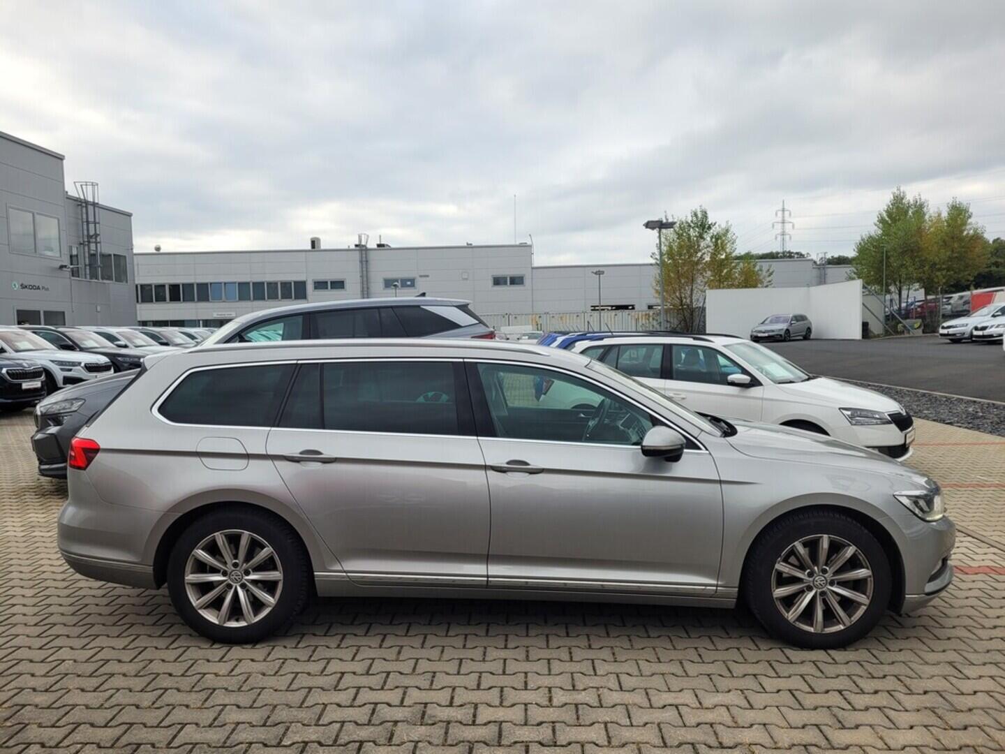 O419V07830_12.webp_PASSAT Highline 2.0 TDI 110 kW automat