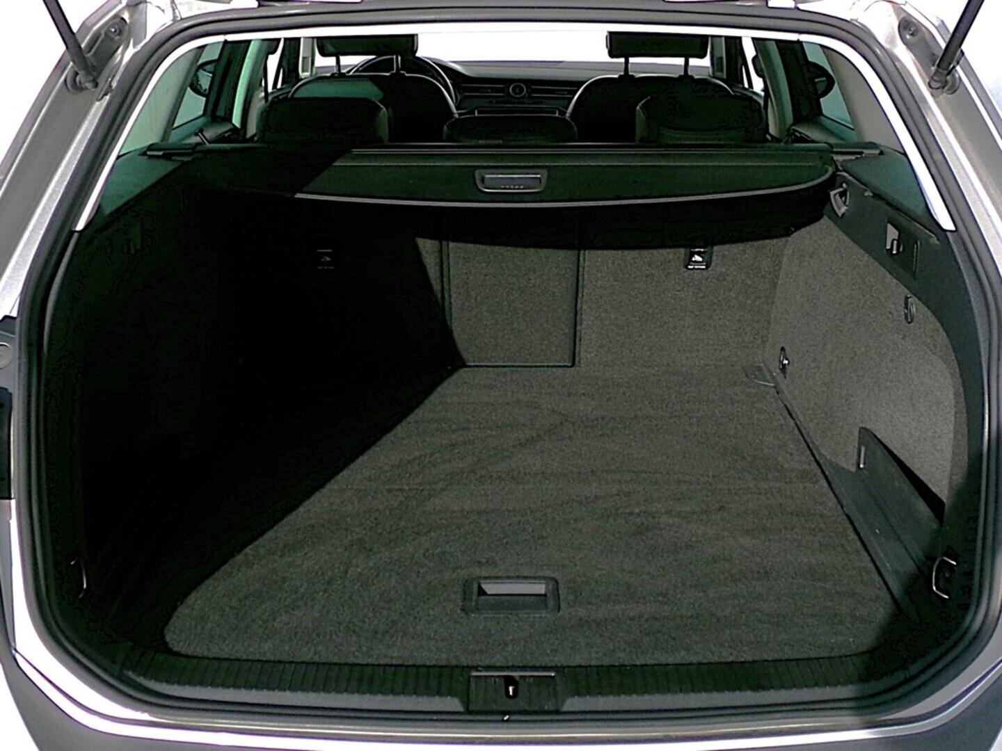 O419V07830_33.webp_PASSAT Highline 2.0 TDI 110 kW automat