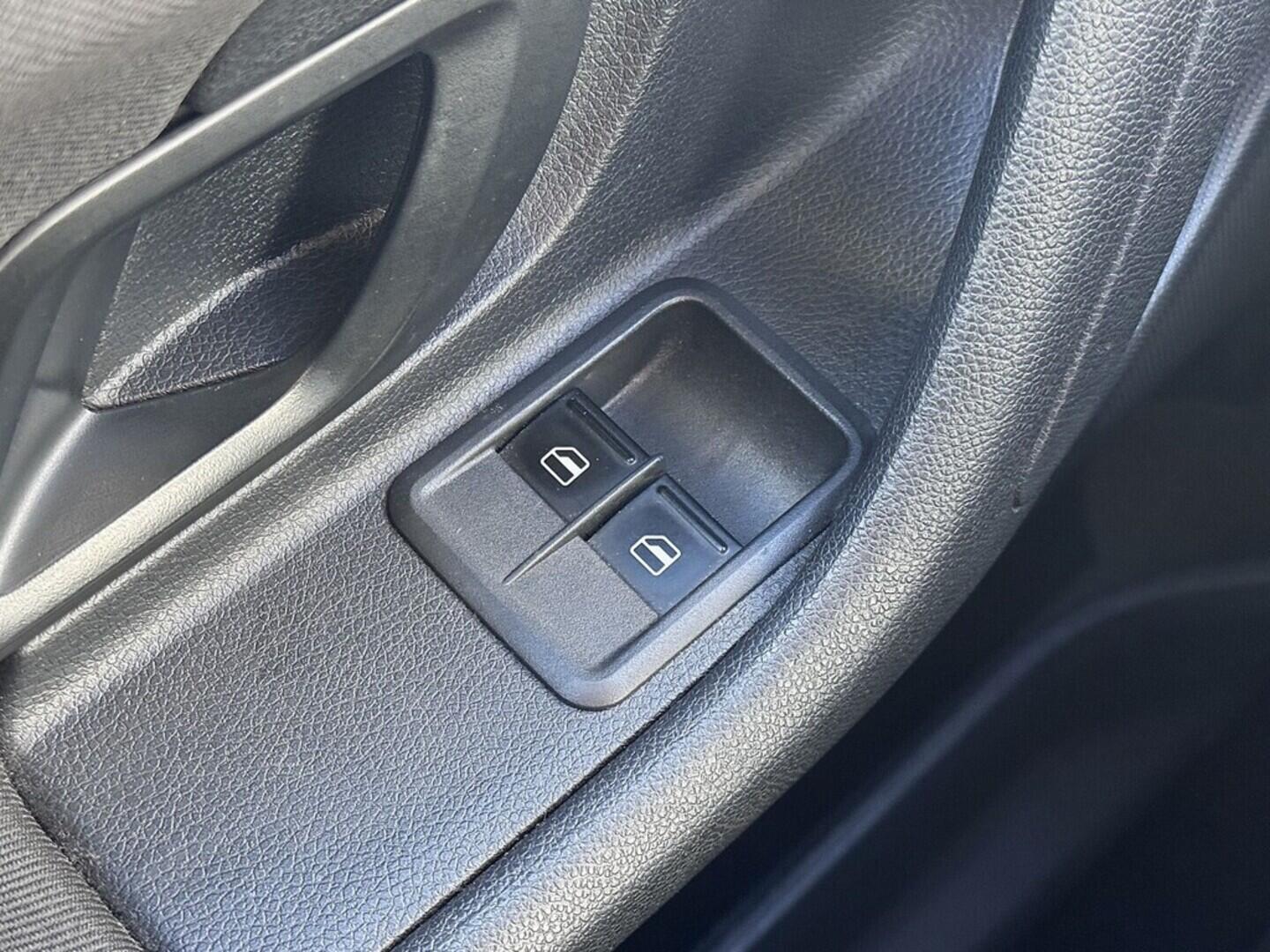 O419V07857_21.webp_FABIA Ambiente 1.2 HTP 51 kW manuál