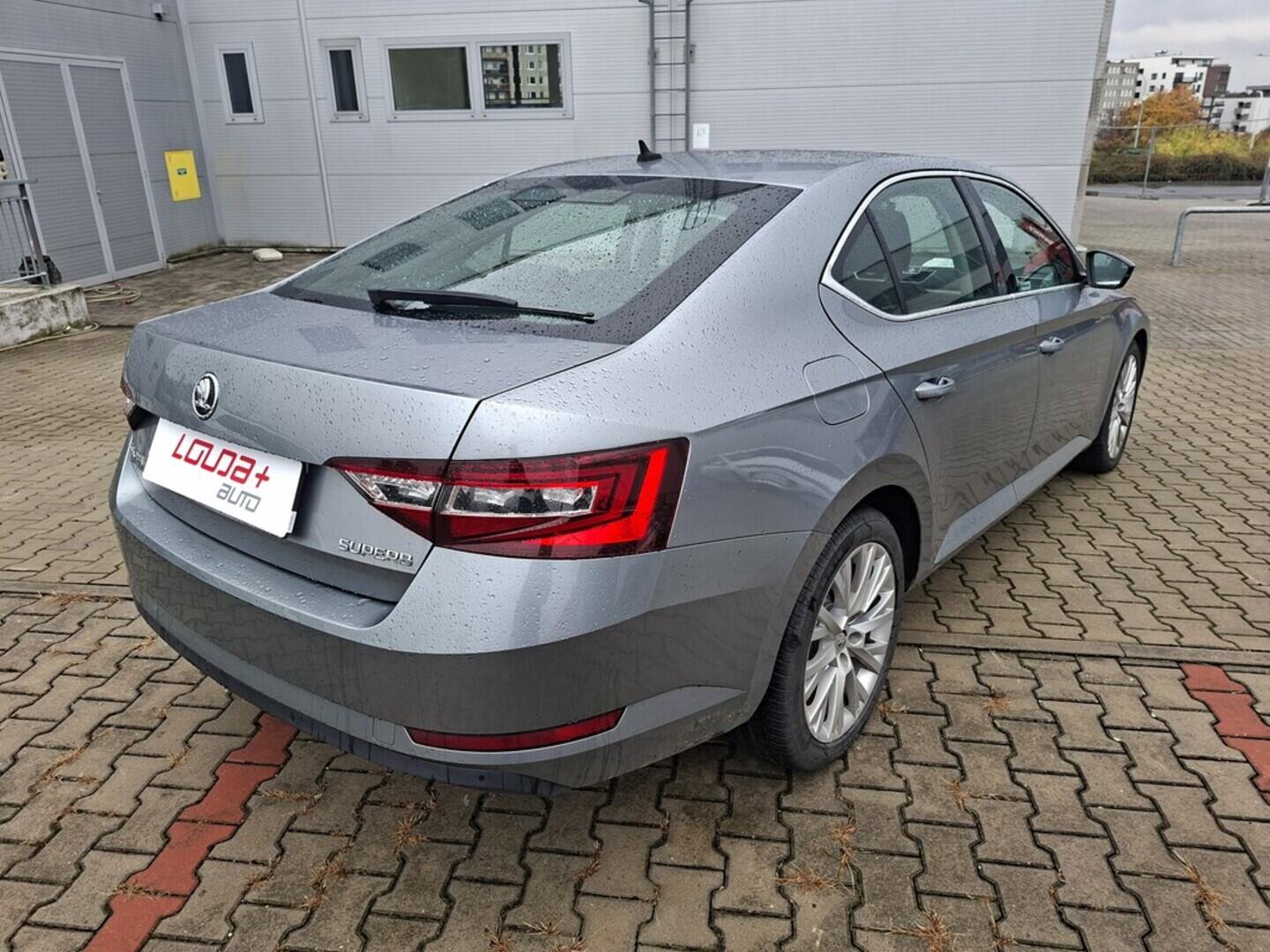 O419V07866_11.webp_SUPERB Ambition 2.0 TDI 110 kW manuál