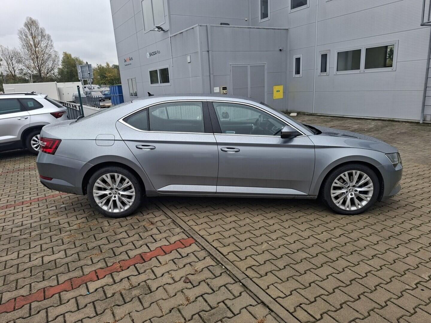 O419V07866_12.webp_SUPERB Ambition 2.0 TDI 110 kW manuál