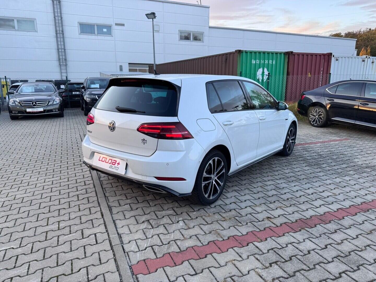 O419V07871_11.webp_GOLF R-line 1.5 TSI 110 kW manuál