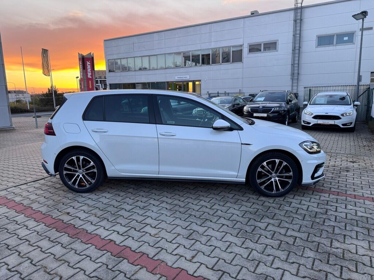 O419V07871_12.webp_GOLF R-line 1.5 TSI 110 kW manuál