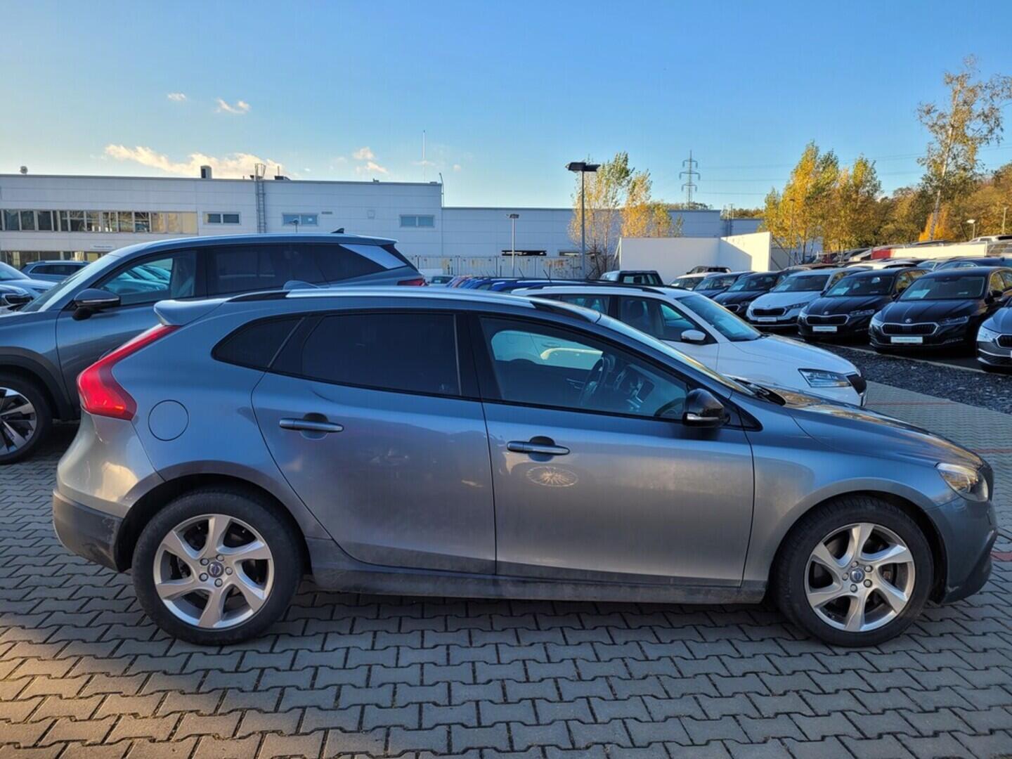 O419V07883_12.webp_V40 Momentum 2.0 D3 110 kW automat