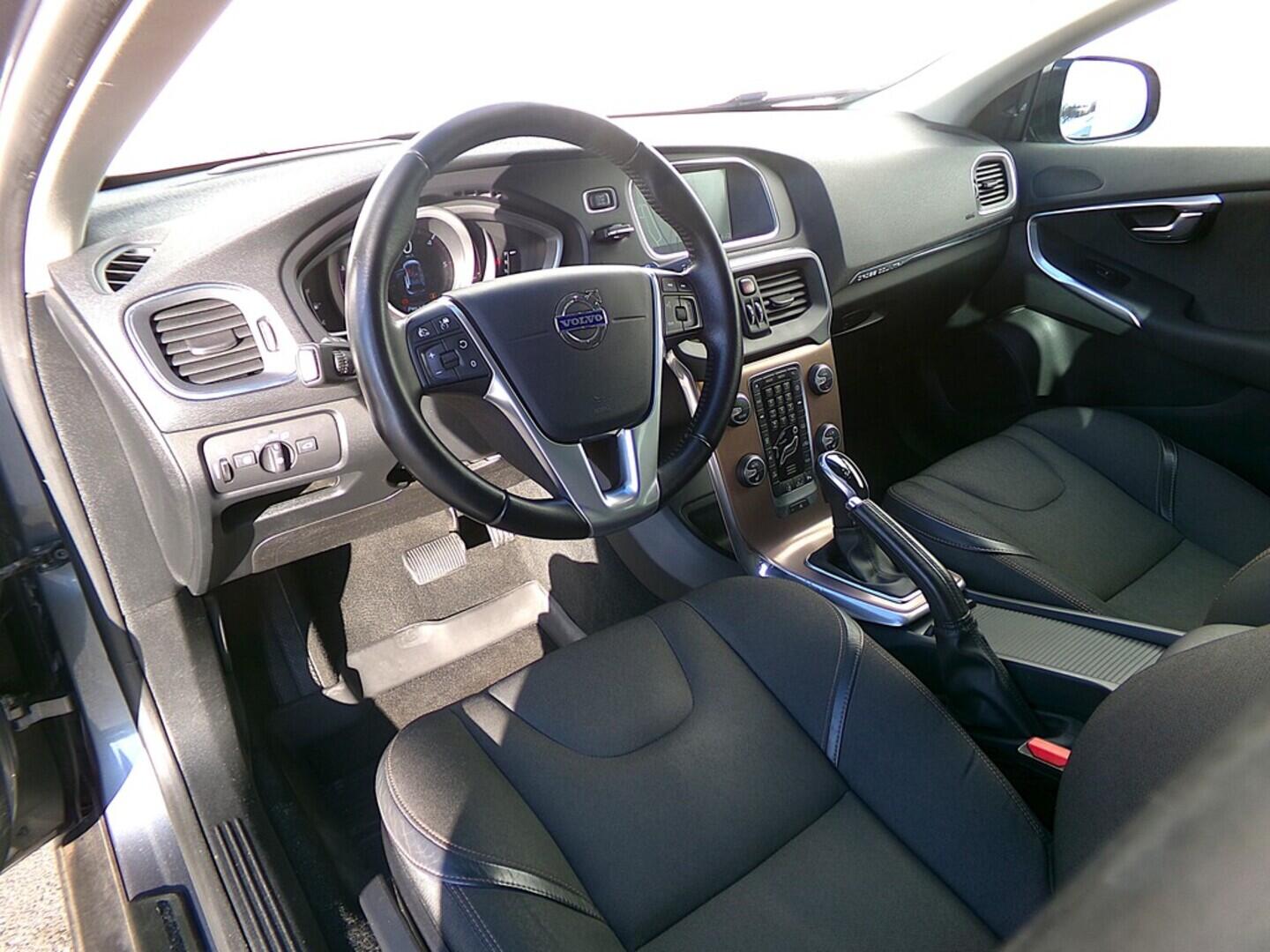 O419V07883_19.webp_V40 Momentum 2.0 D3 110 kW automat