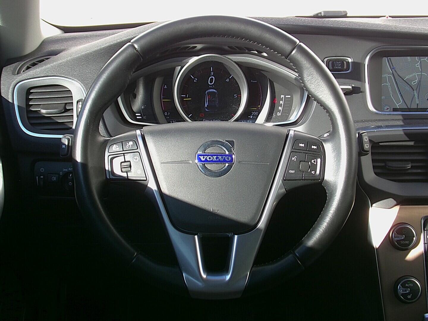 O419V07883_23.webp_V40 Momentum 2.0 D3 110 kW automat