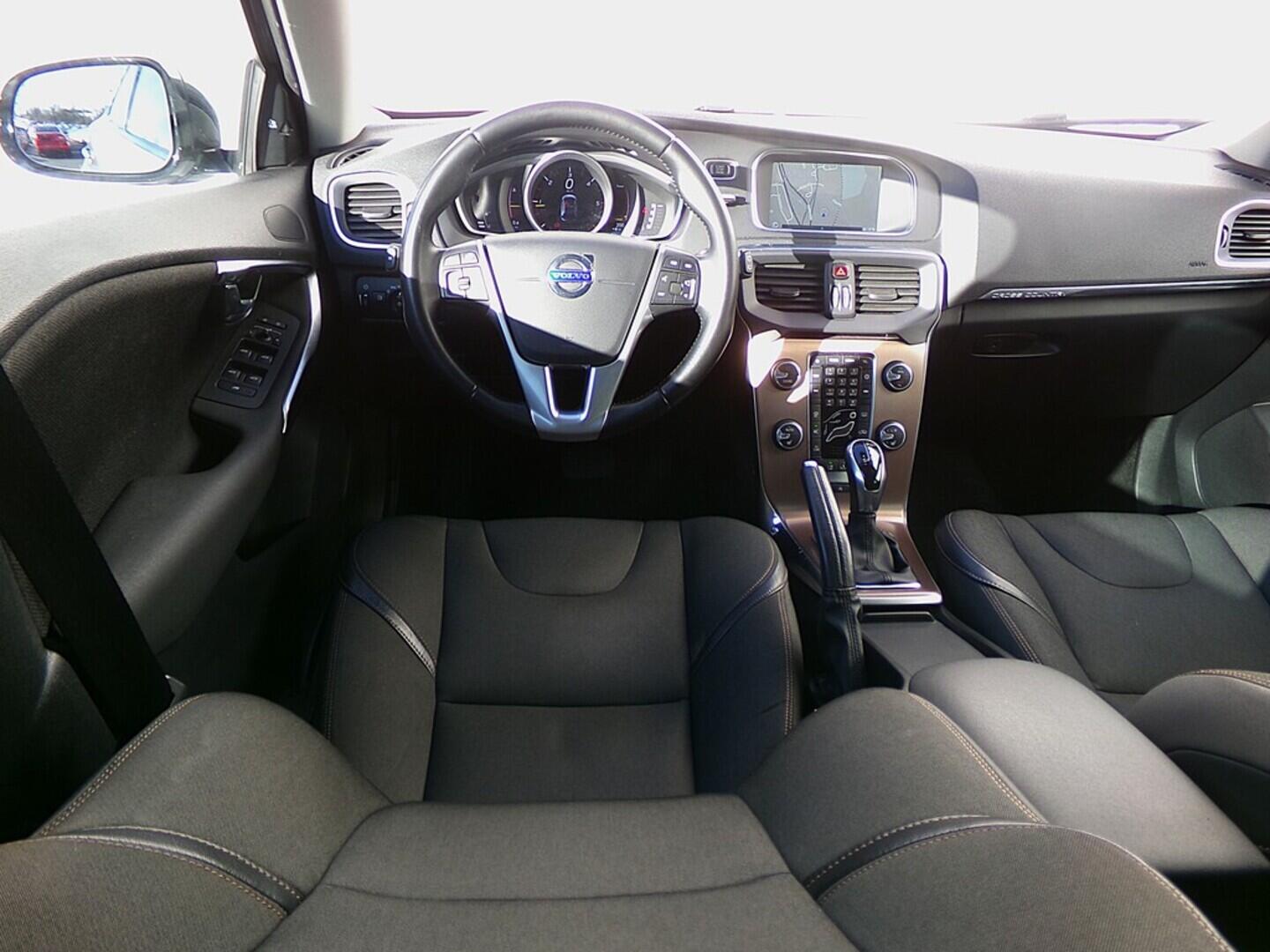 O419V07883_24.webp_V40 Momentum 2.0 D3 110 kW automat