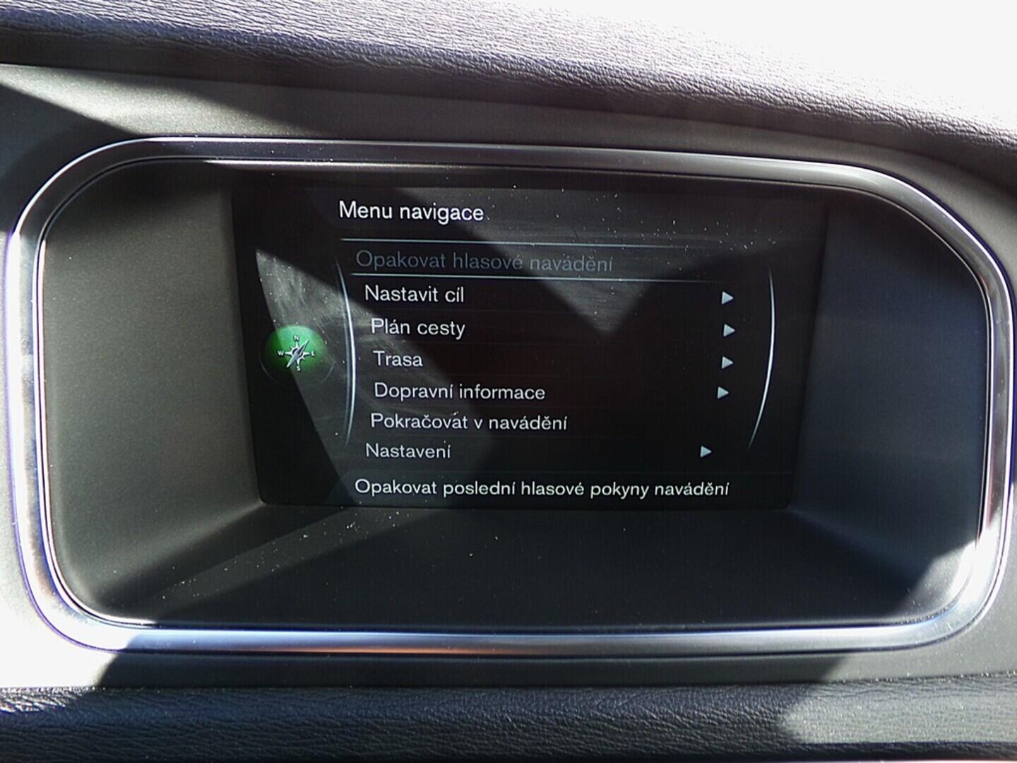 O419V07883_28.webp_V40 Momentum 2.0 D3 110 kW automat