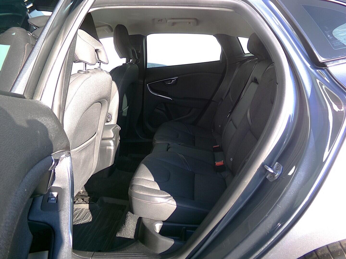 O419V07883_33.webp_V40 Momentum 2.0 D3 110 kW automat