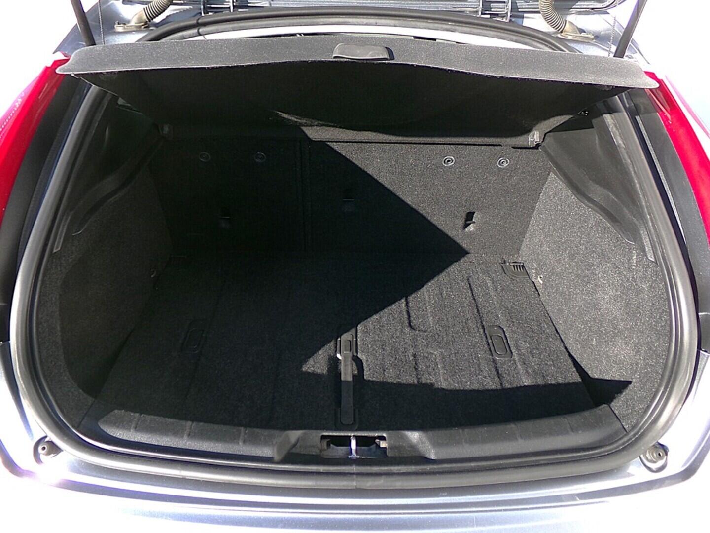 O419V07883_34.webp_V40 Momentum 2.0 D3 110 kW automat