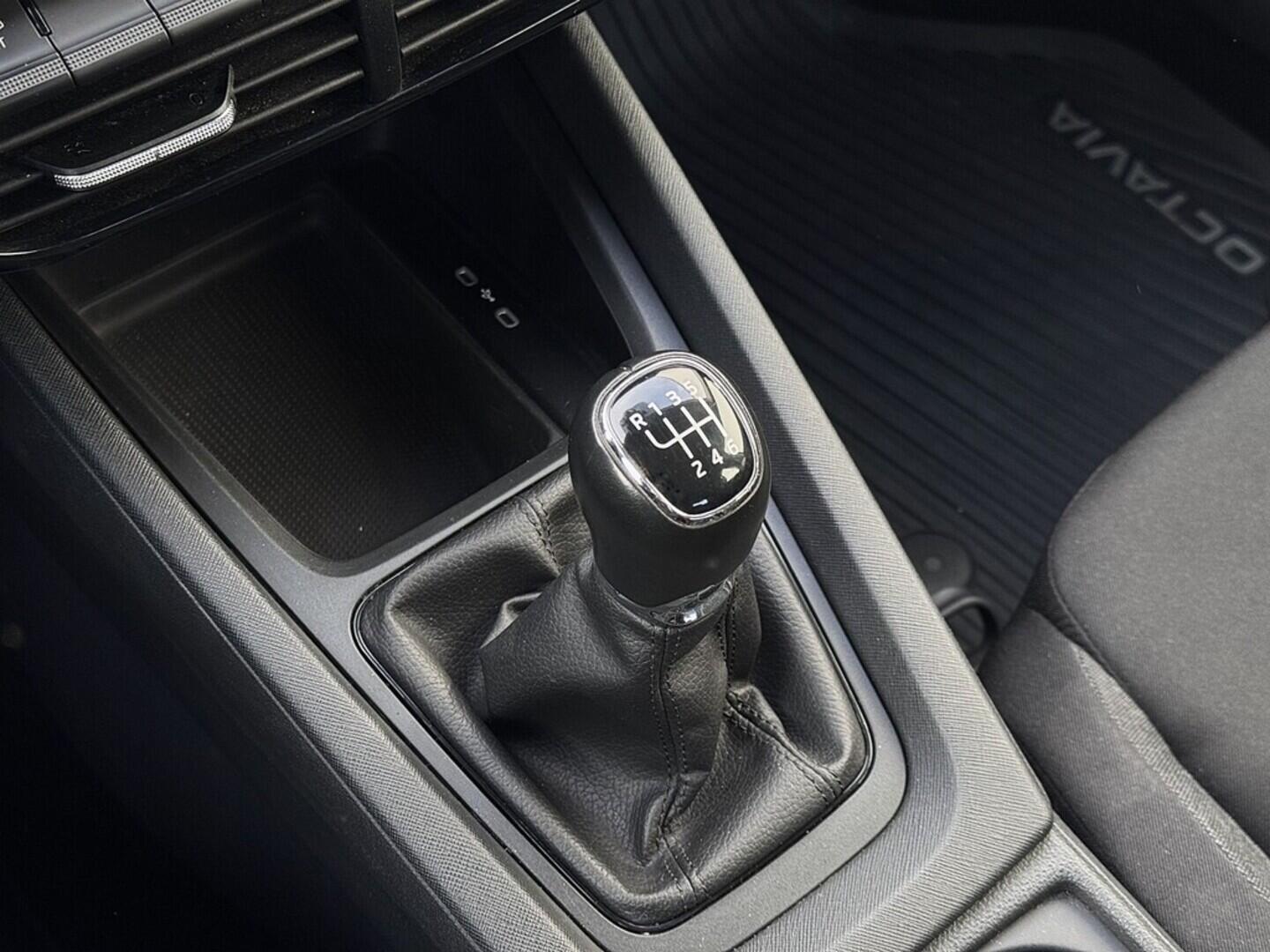 O419V07902_30.webp_OCTAVIA Active 1.5 TSI 110 kW manuál, DPH