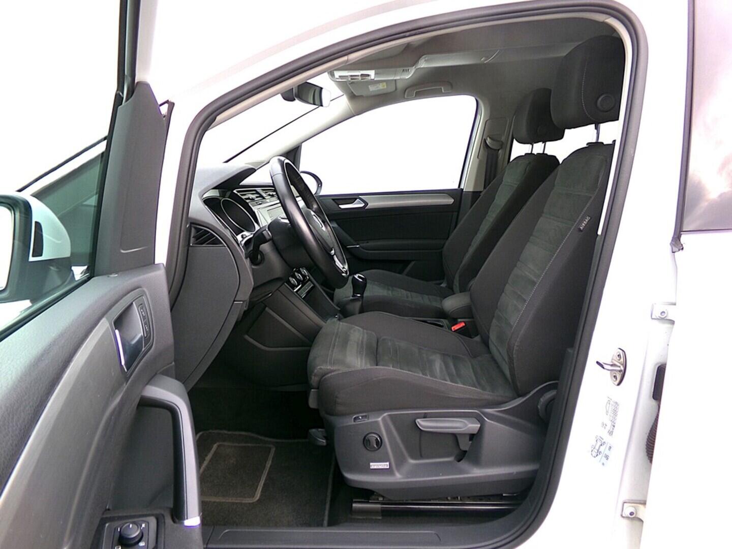 O419V07904_20.webp_TOURAN Highline 1.5 TSI 110 kW manuál, DPH