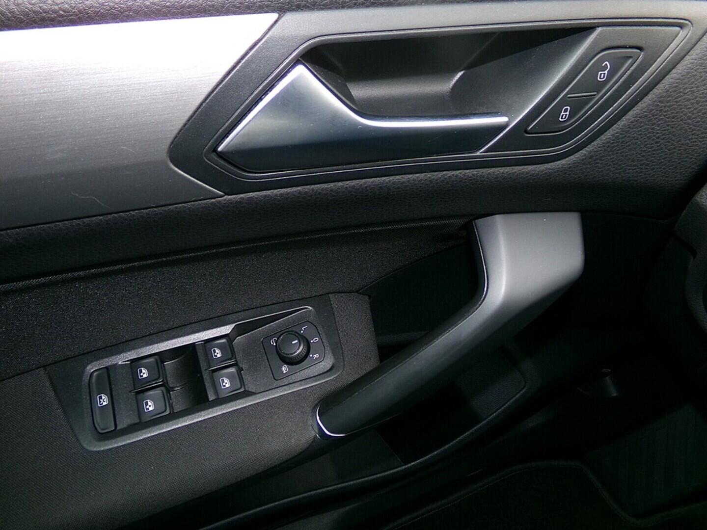 O419V07904_21.webp_TOURAN Highline 1.5 TSI 110 kW manuál, DPH