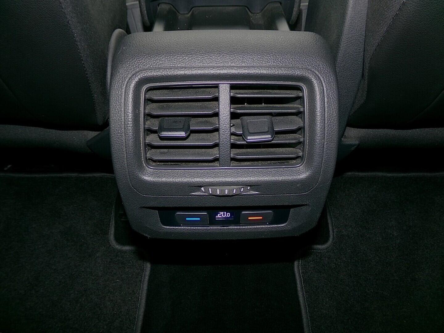 O419V07904_32.webp_TOURAN Highline 1.5 TSI 110 kW manuál, DPH