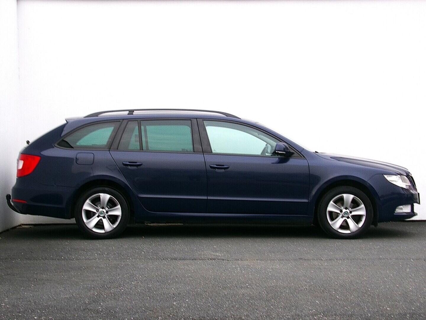 O419V07908_16.webp_SUPERB Active 1.6 TDI 77 kW manuál