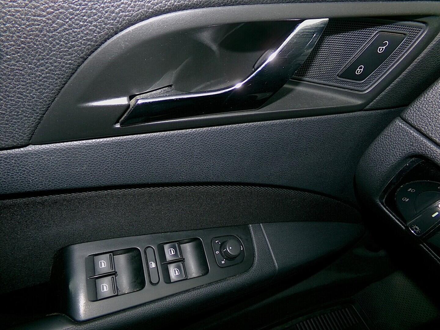 O419V07908_21.webp_SUPERB Active 1.6 TDI 77 kW manuál