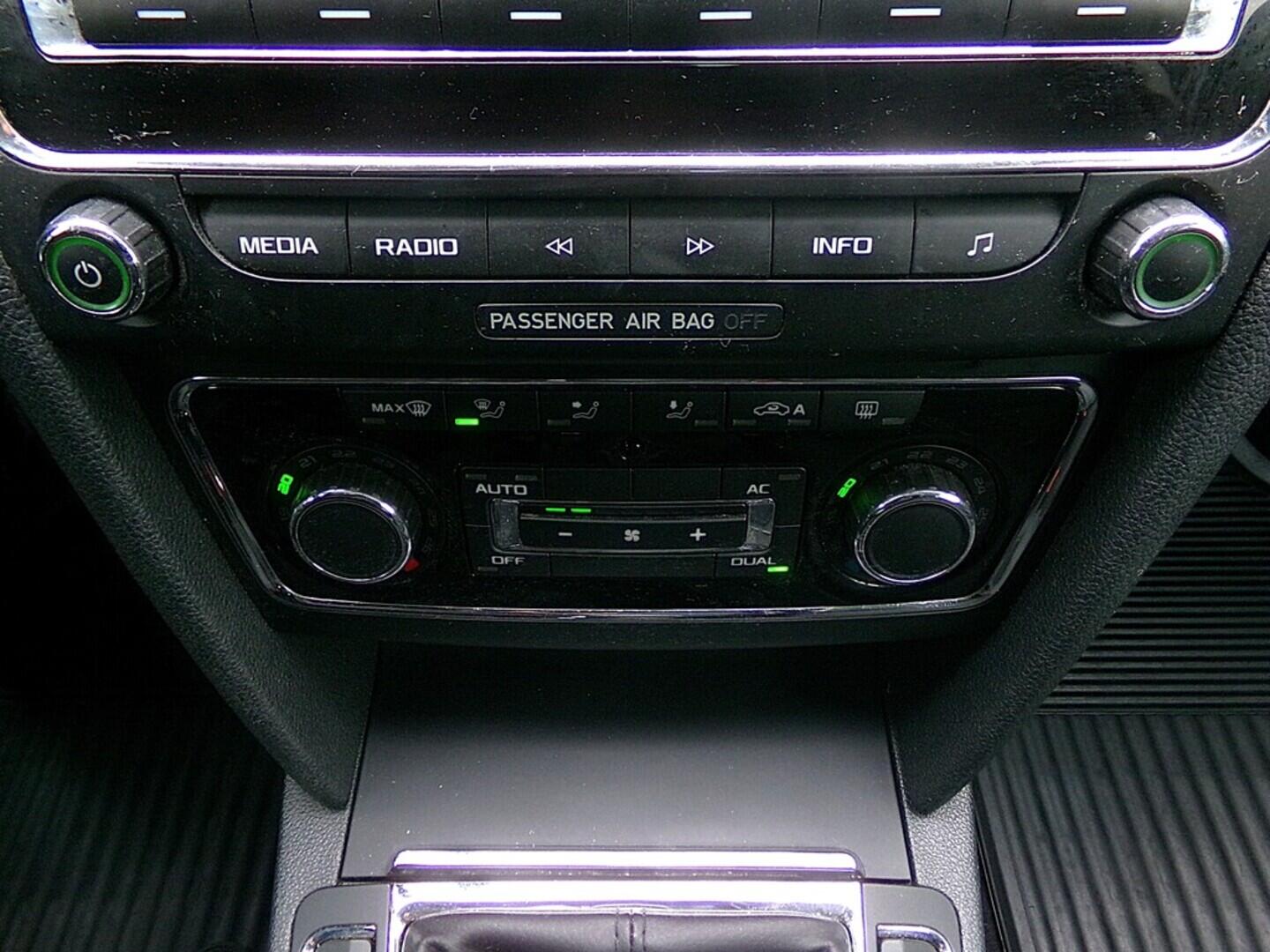 O419V07908_26.webp_SUPERB Active 1.6 TDI 77 kW manuál