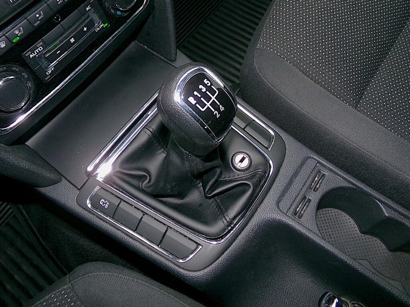 O419V07908_27.webp_SUPERB Active 1.6 TDI 77 kW manuál