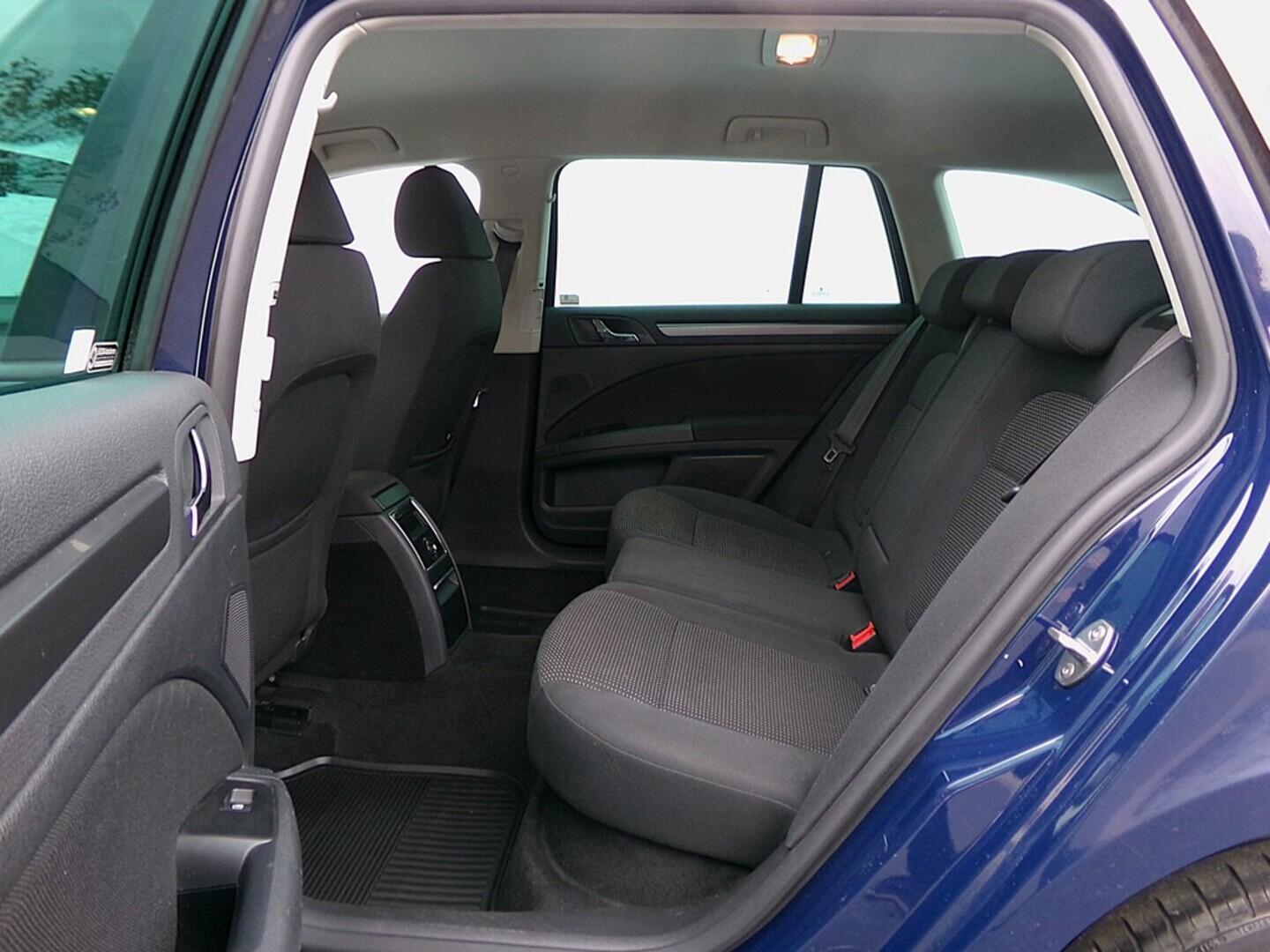 O419V07908_28.webp_SUPERB Active 1.6 TDI 77 kW manuál