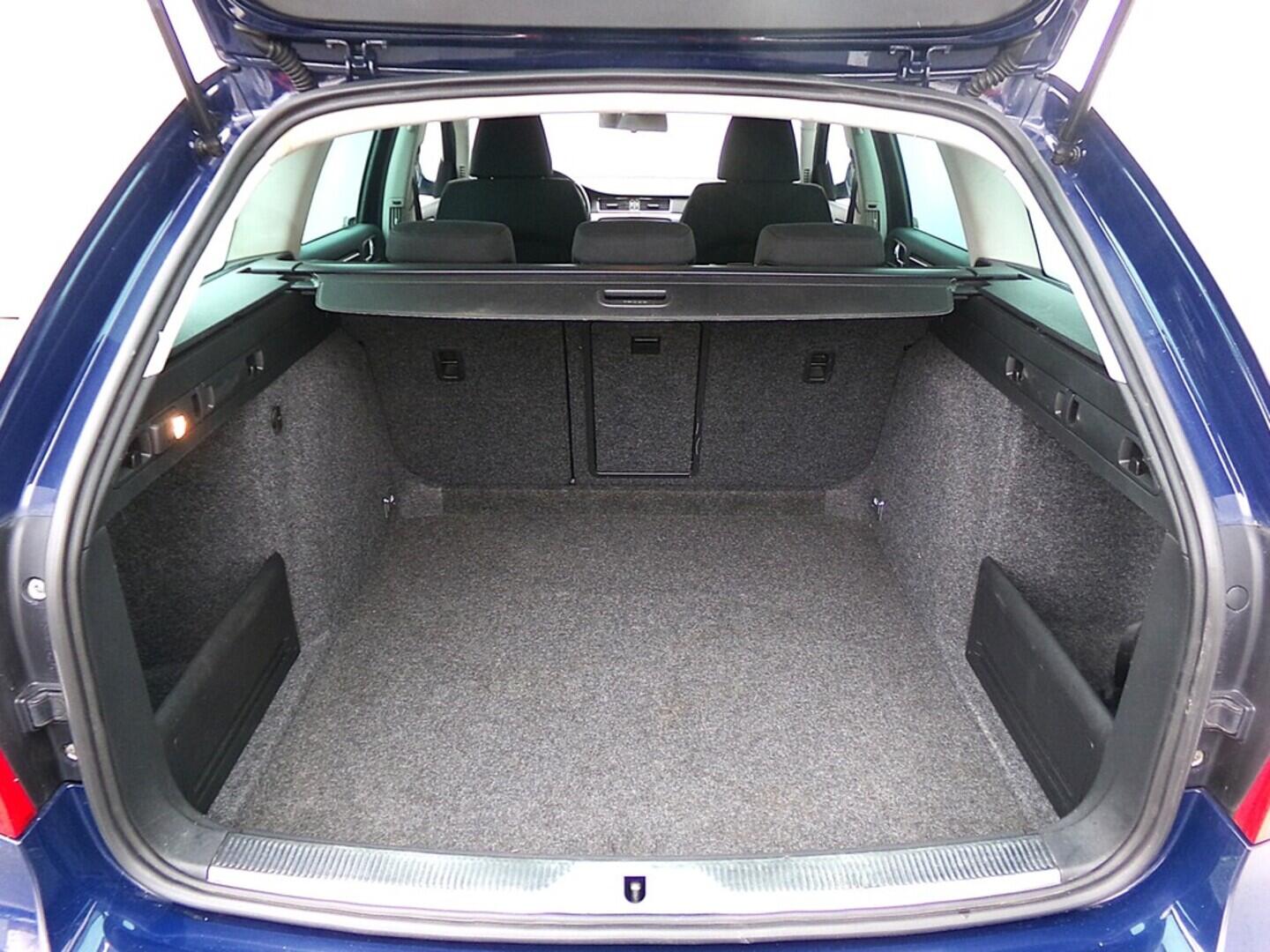 O419V07908_29.webp_SUPERB Active 1.6 TDI 77 kW manuál