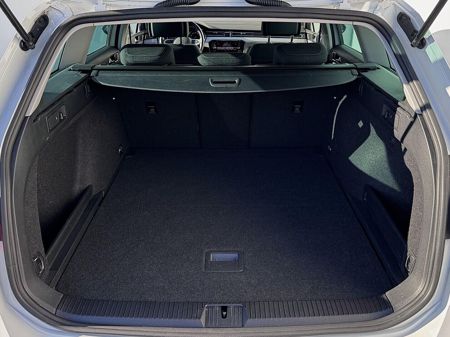 O419V07909_31.webp_PASSAT VARIANT Bussines 1.5 TDI 110 kW manuál, DPH